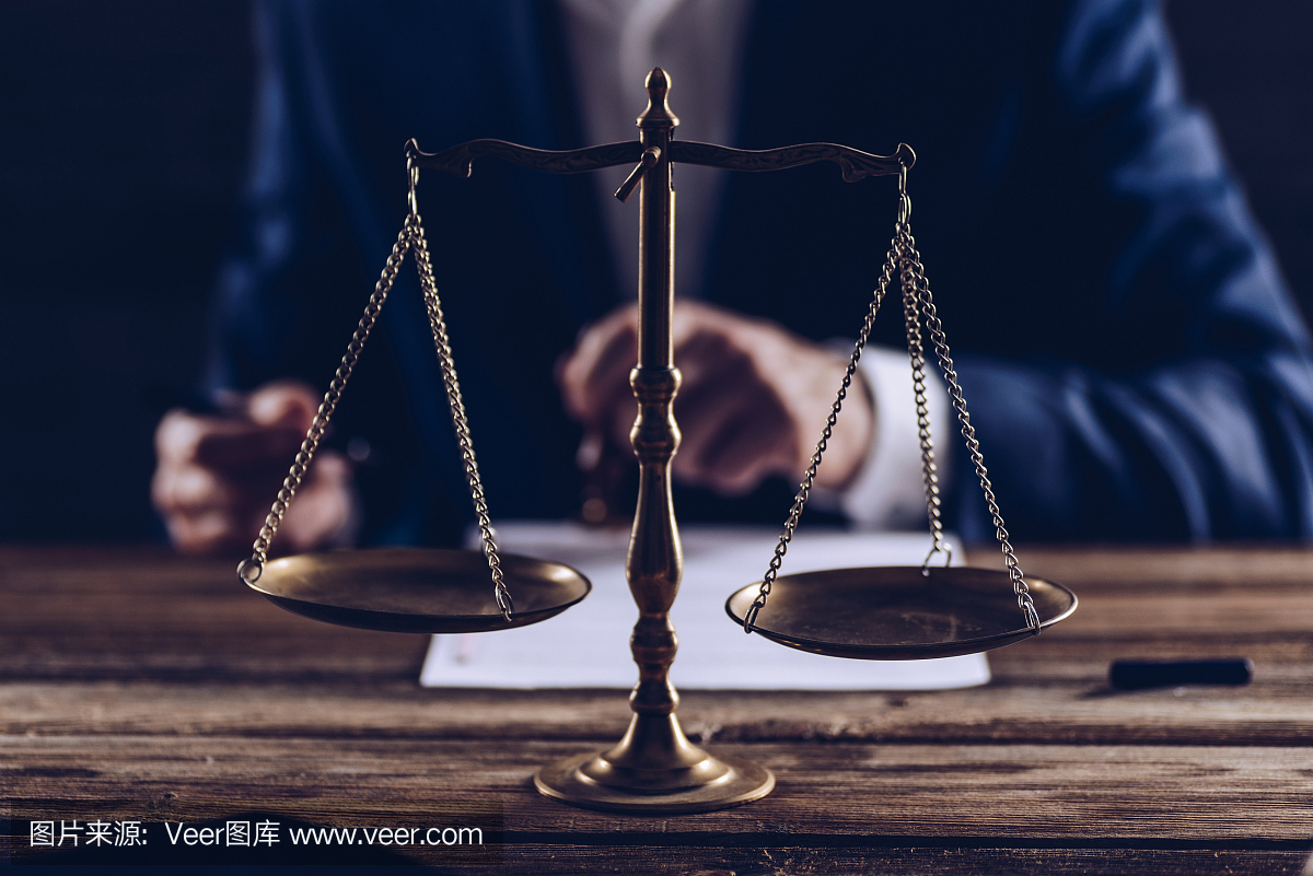 在其办公室工作的男性律师或公证人