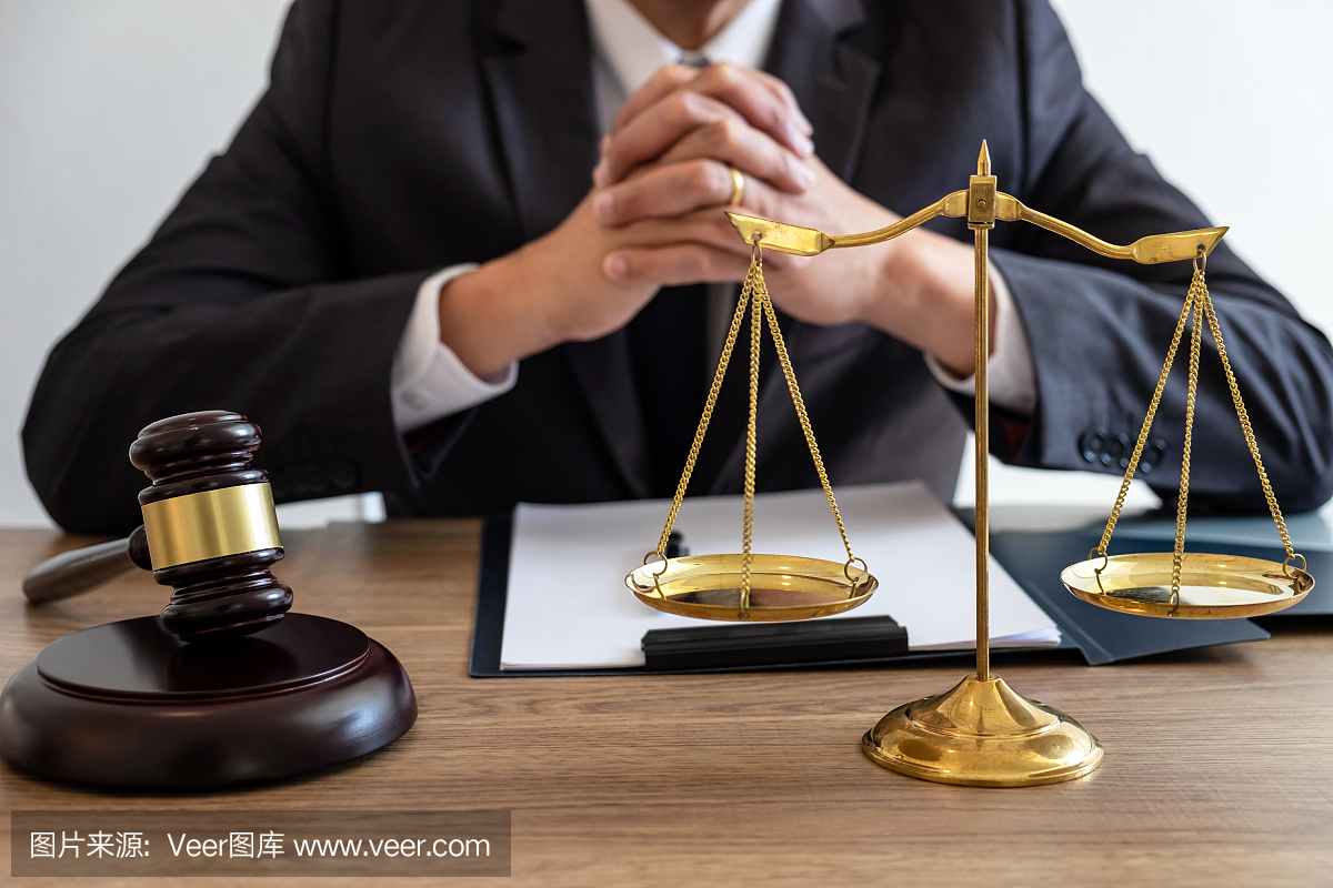 法律,律师和司法概念,男律师或公证人在律师事务所工作的文件和重大案件的报告