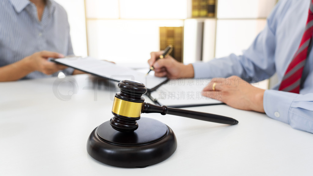 在他的办公室工作的专业秘书律师从信托律师事务所、律师公证法和法律服务理念为客户提供合同咨询。商务办公免费下载_jpg格式_7952像素_编号43653869