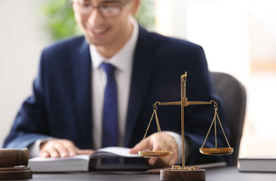 年轻女性公证与片剂室内