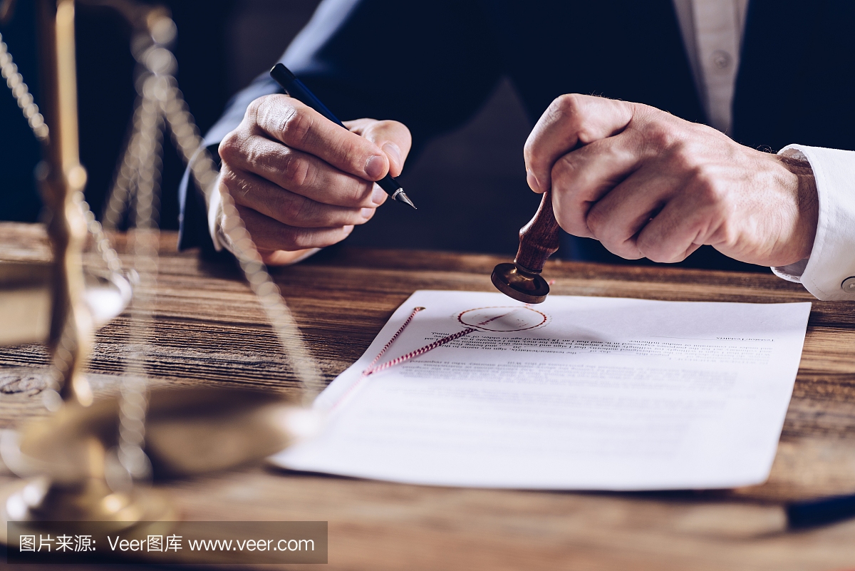 在其办公室工作的男性律师或公证人